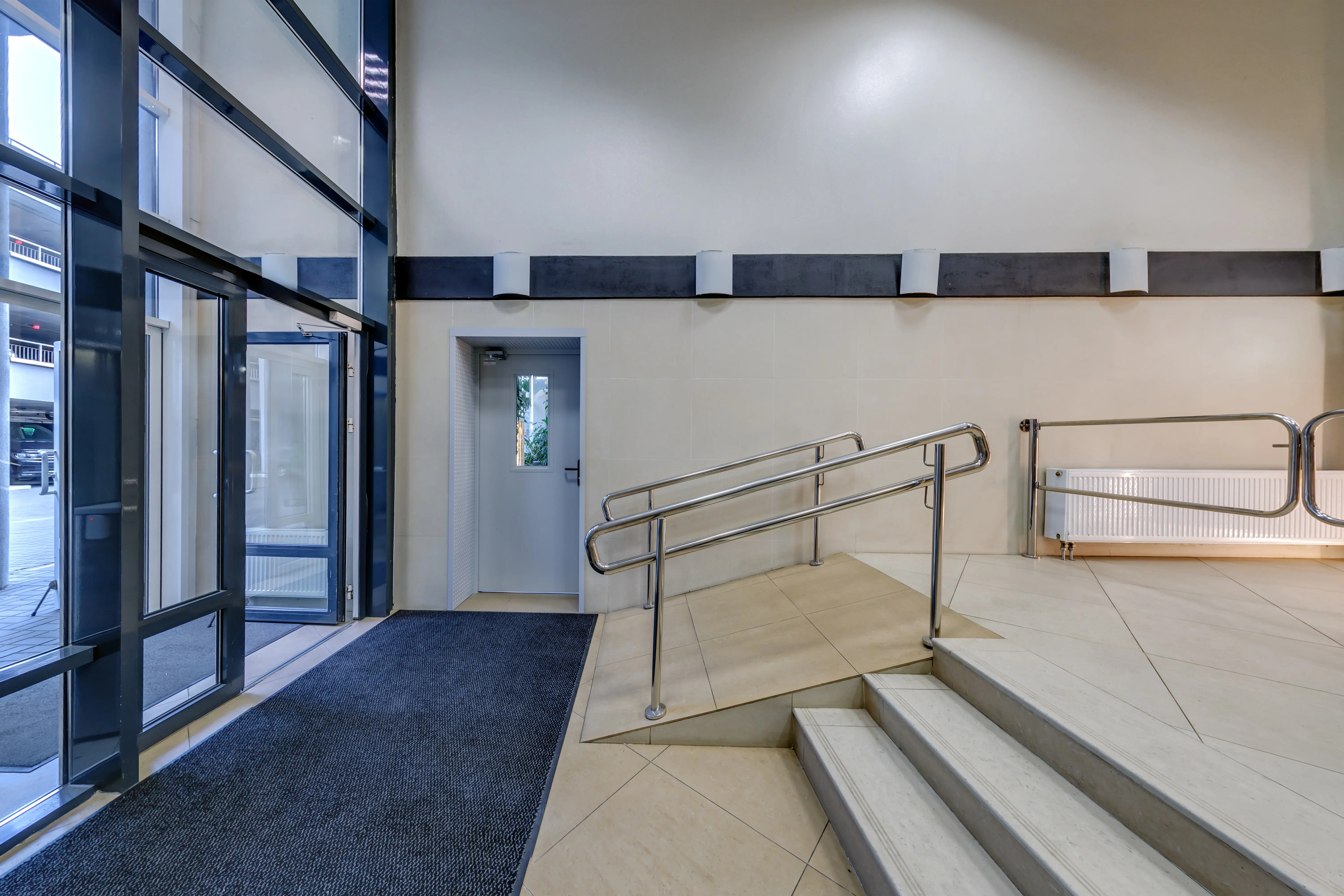 Notfall- und Evakuierungsausgangstreppe, die nach oben führt, in einem neuen Bürogebäude.