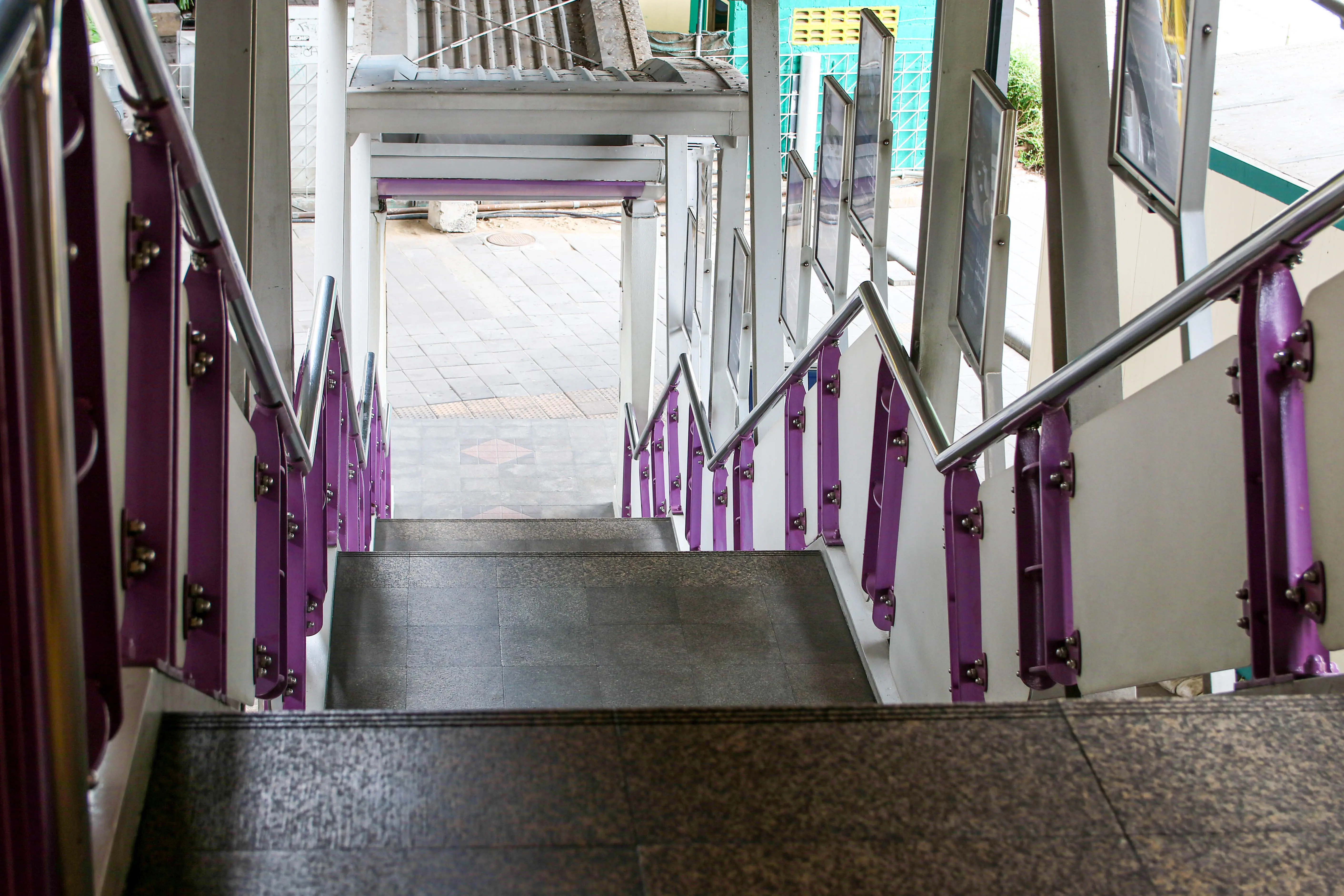 Blick aus erhöhter Perspektive auf eine Treppe in einem Gebäude