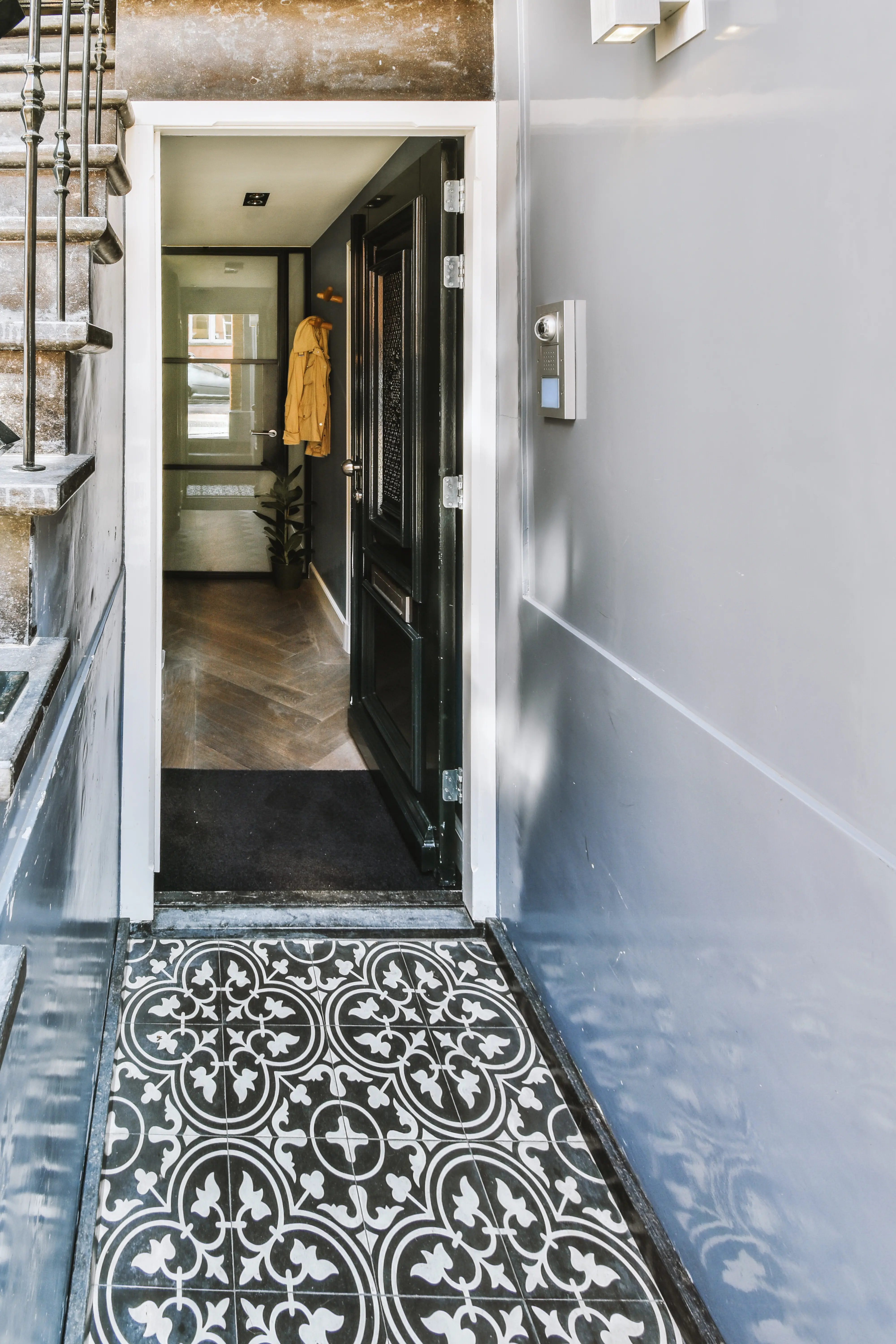 Ein Flur mit einem schwarz-weiß gemusterten Teppich.