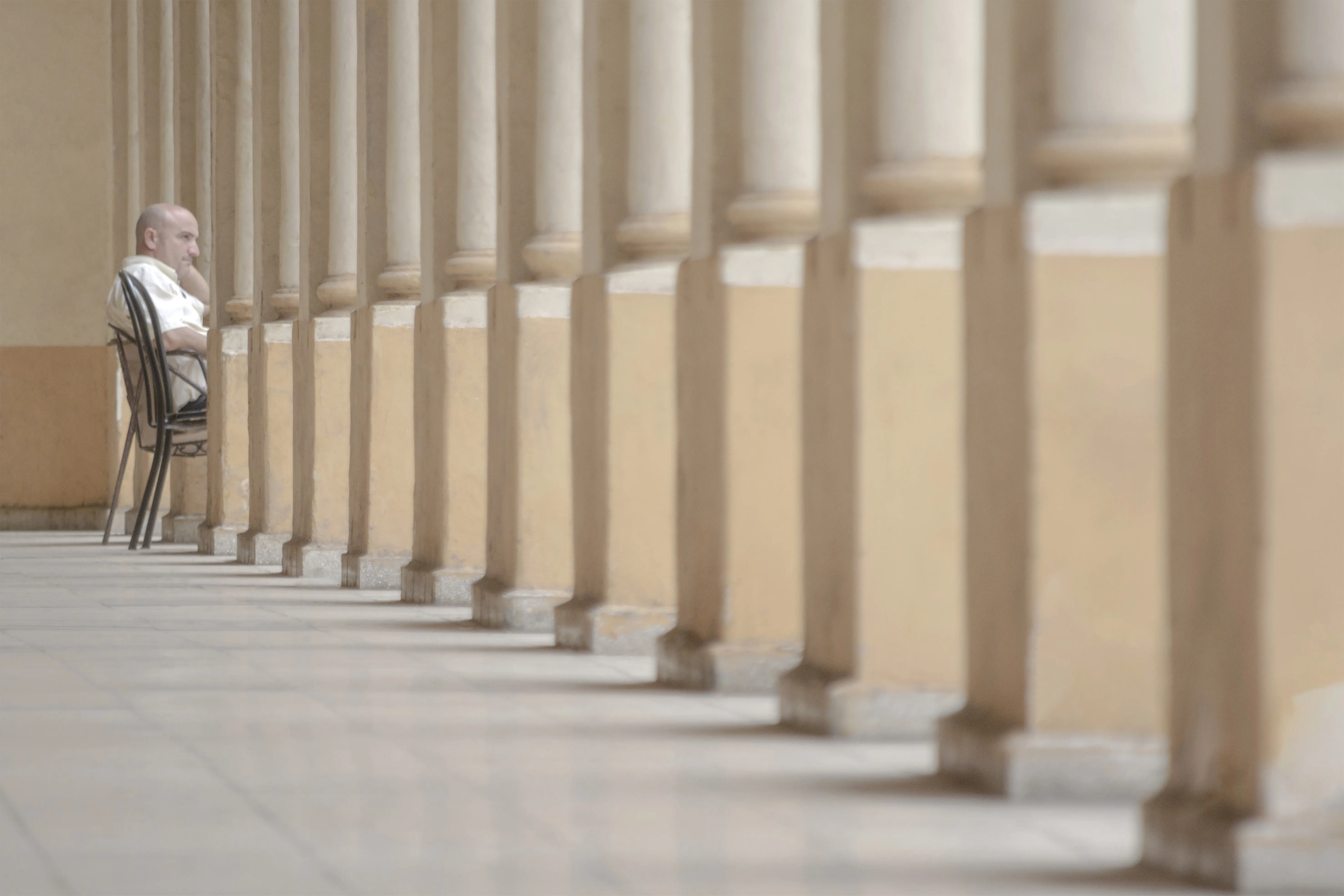 Ein Mann steht in einem Gebäude.